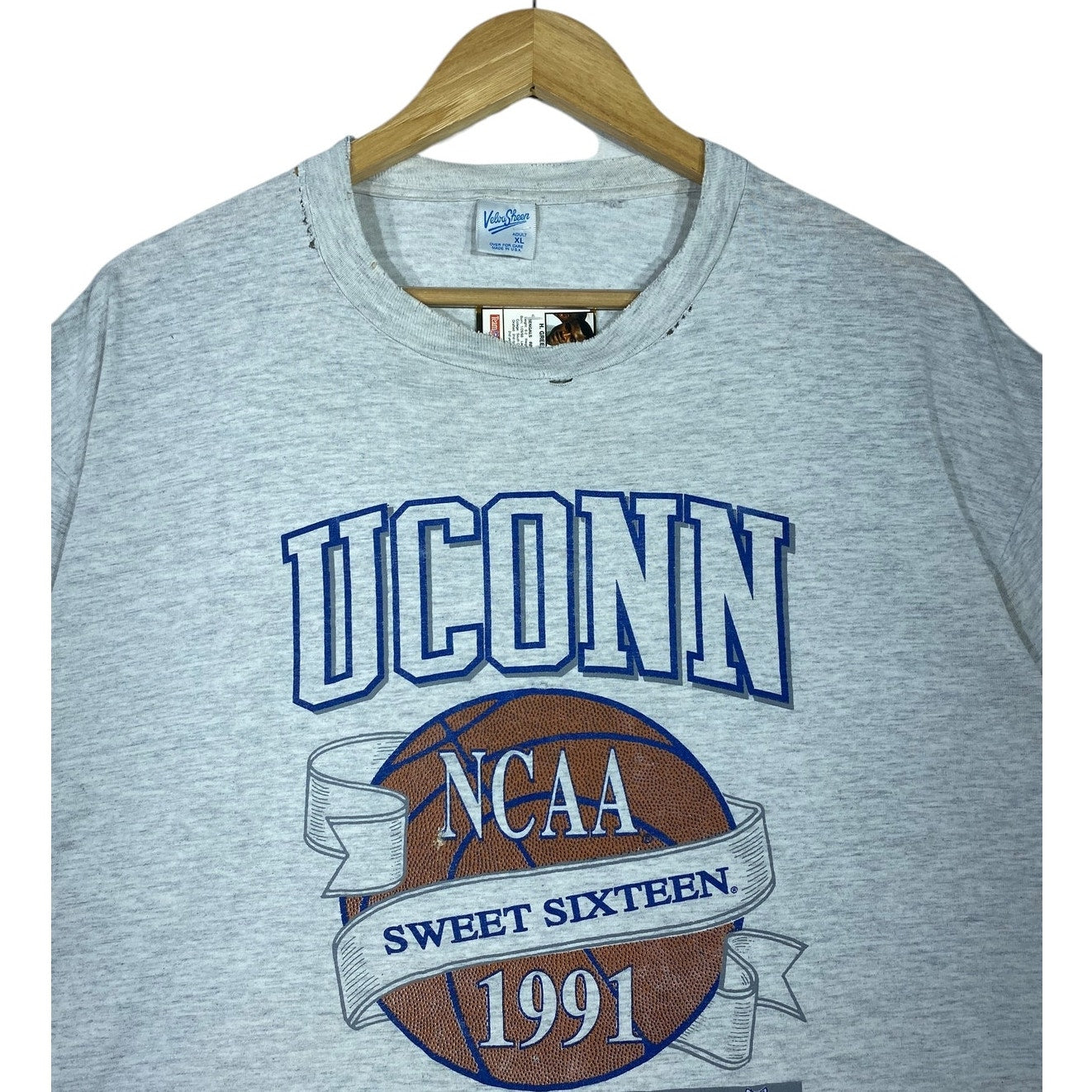 Vintage UCONN Huskies NCAA 1991 Basketball Graphic T-Shirt
