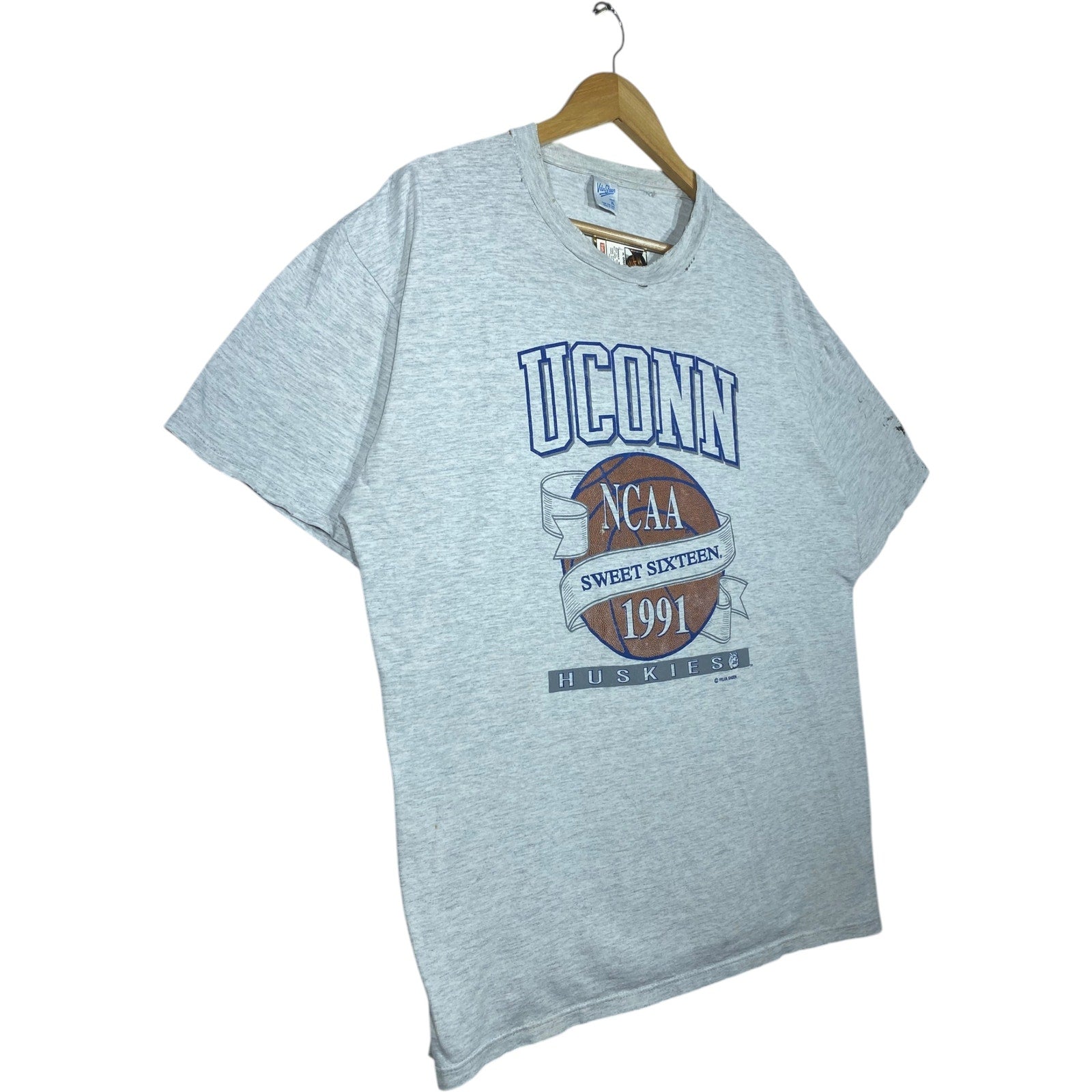 Vintage UCONN Huskies NCAA 1991 Basketball Graphic T-Shirt